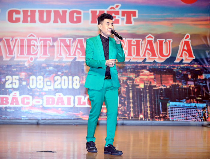 Anh trình bày ca khúc nổi tiếng “Duyên phận” làm nhiều khán giả nữ VN đang sinh sống tại Đài Loan khóc nghẹn ngào.